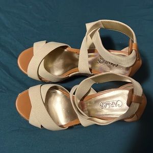 Sandalias color beige de plataforma